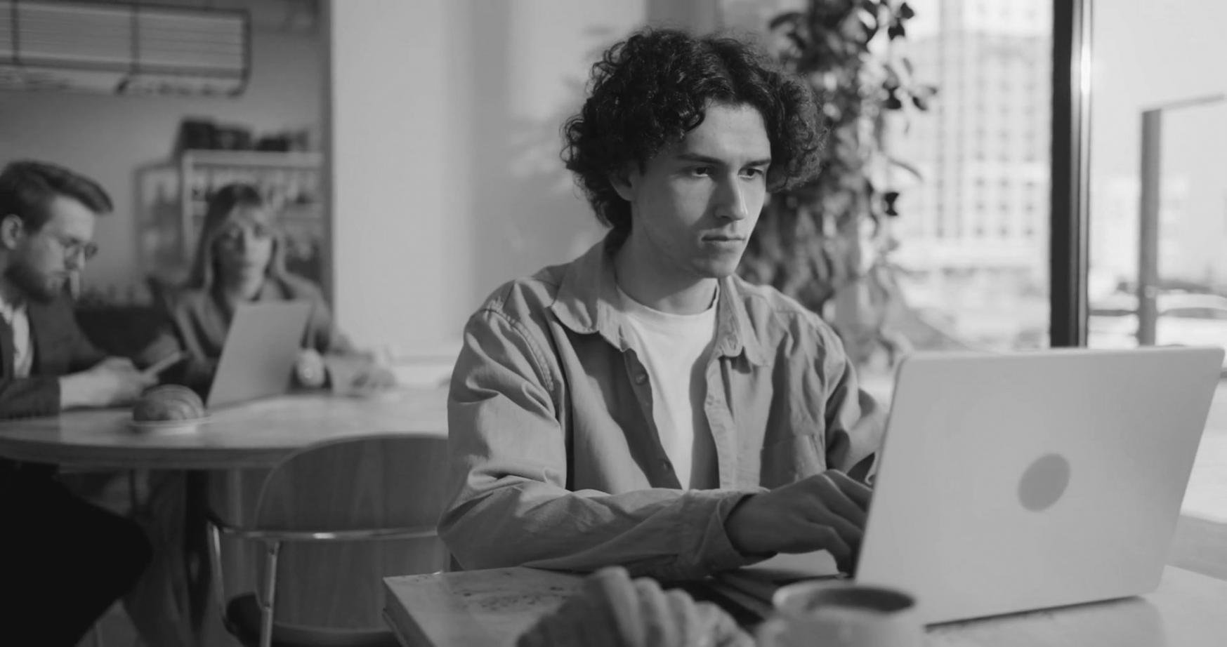 Comment le cerveau des seniors traite l'auto-observation