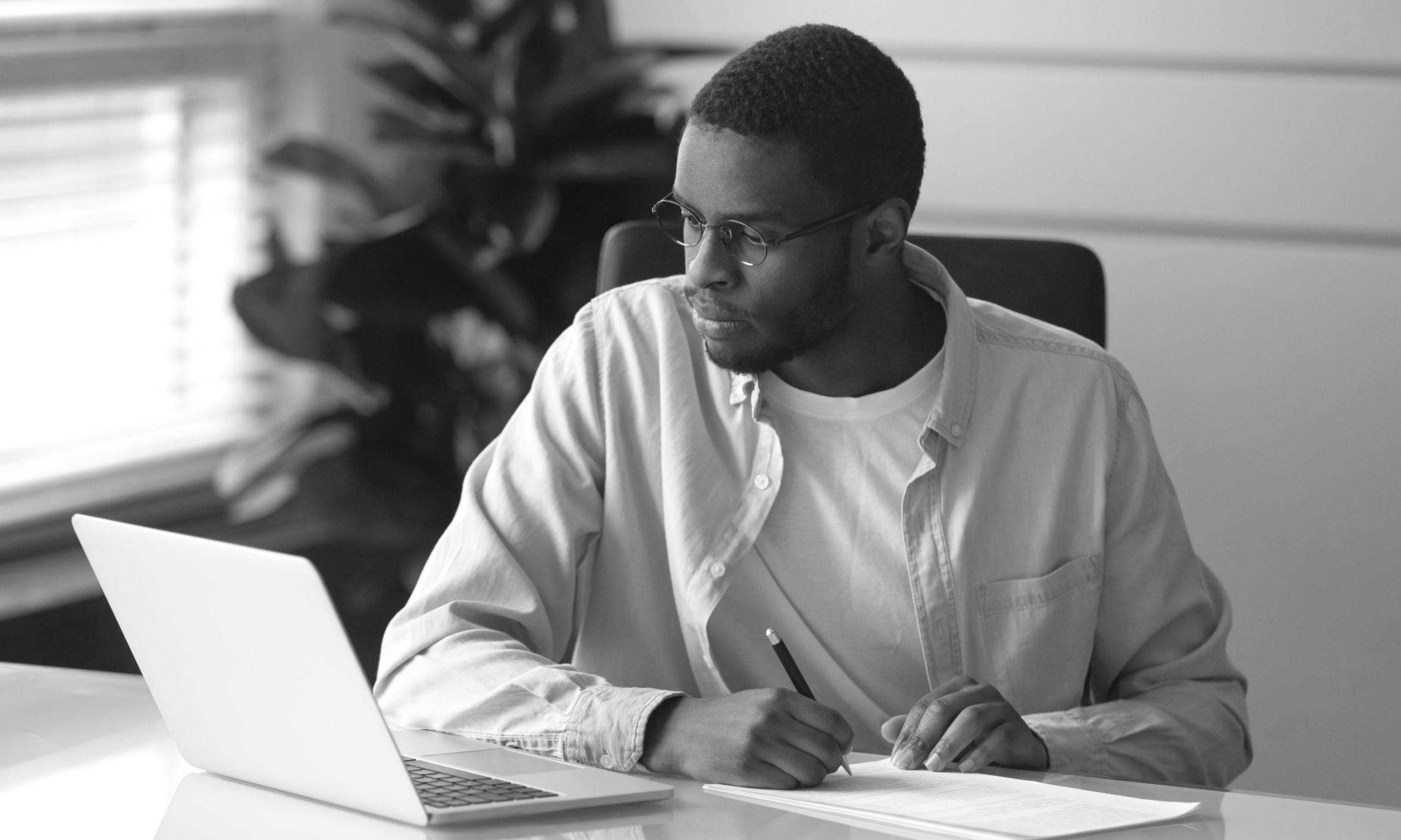 Personne consultant des contenus éditoriaux